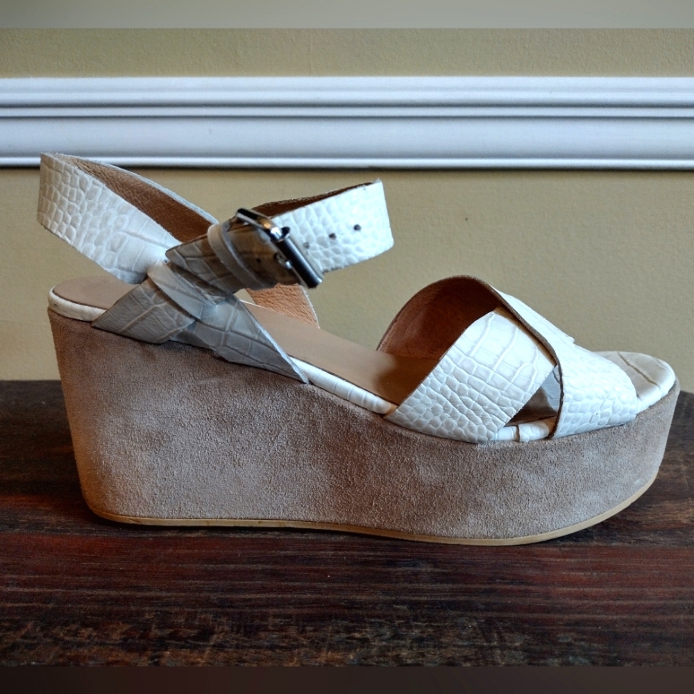 Janet Sport Cream Leather Croc Sandals Size 40 (9.5)